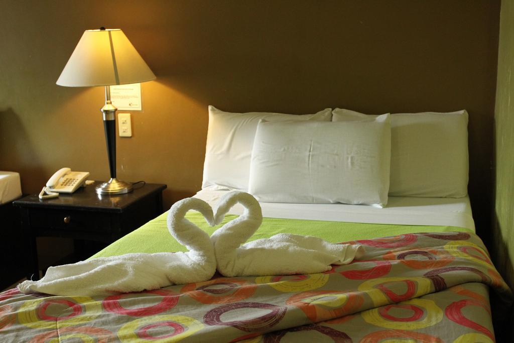 Hotel Camila 2 Dipolog Room photo